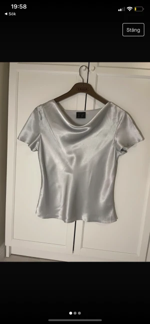 Snygg topp/ Satin - Säljer min favorit satin topp i bra skick. Perfekt till middagar eller vardags. Passar till allt ex Lågmidjade jeans. Jätte  snygg topp😍