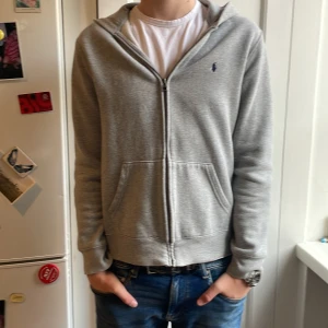 Ralph lauren zip up - Säljer denna feta Ralph lauren tröjan, skick 9/10, modellen på bilden är 176cm, hör av er om några frågor och funderingar!