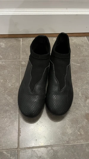 Addidas fotbollskor -  Säljer mina fotbollsskor på grund av att de är för små i storlek 36 Skick 7/10