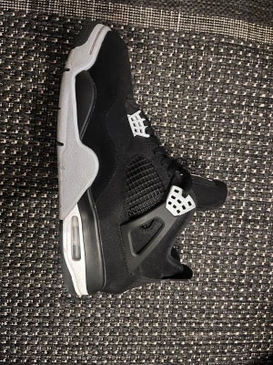 Jordan 4 black canvas - Jordan 4 black canvas retro I perfekt skick  Fick den från soleplus
