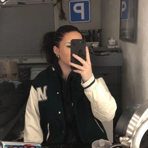Collage jacka  - Collage jacka från hm, använt en höst. En liten smink fläck på ena armen som förmodligen går att tvätta bort med fläckborttagningsmedel annars inga andra skador 