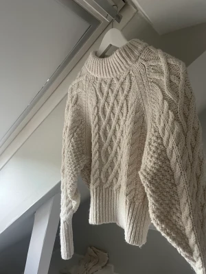 Finstickad H&M tröja -  Stickad tröja från H&M . Kabelstickad och så fin Perfekt nu till hösten!🍁🍂🌤️