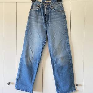 Levis jeans i str 25 L 30. Modellen är ribcage straight i en lite mörkare blå. 