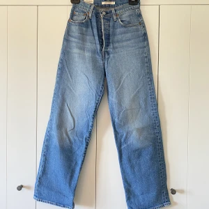 Levis jeans  - Levis jeans i str 25 L 30. Modellen är ribcage straight i en lite mörkare blå. 