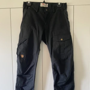 Fjällräven byxor - Fint använda friluftsbyxor/ vandringsbyxor från fjällräven i str 38. Modellen heter Alta och nypris är 3000kr. Inga bruksmärker.