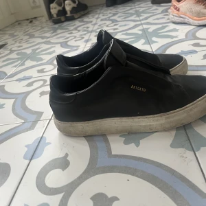 Arigatos - Säljer ett par feta arigatos som 9/10 skick liten skada på sidan! Tvättas innan frakt. Storlek 42 passar 41 43