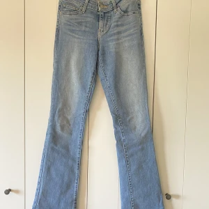 Low waist Levis jeans  - Low Waist Levis jeans i str 26 L32 Modell 715 Bootcut. Lite använda och super fina. 