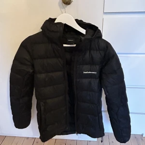 Peak Performance Jacka - Säljer denna fina jacka då den blivit för liten nypris 4000 kr. Inga defekter, 2 år gammal men inte jätteanvänd. 