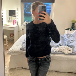Stickad mörkblå tröja  - Jättefin mörkblå stickad tröja från Massimo Dutti 🤍 jättefint skick 🤍