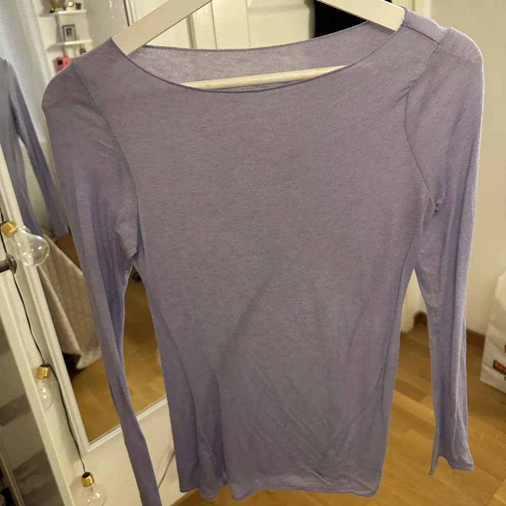 Säljer denna Intimissimi tröjan då den inte kommer till någon användning. Färgen är en väldigt fin och ljuslila💕. Tröjor & Koftor.