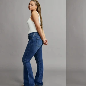 Low waist jeans - Säljer dessa jättesnygga & knappt använda lågmidjade jeans  från ginatricot!💗 Dom passar bra på mig som är ca 170 cm. Kom privat för fler bilder och detaljer!💕köparen står för frakten & priset kan diskuteras!🫶🏻