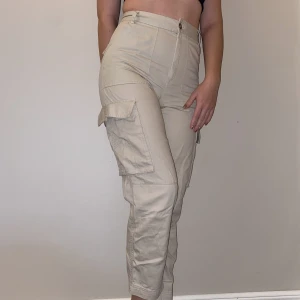 Cargobyxor från Monki - Säljer mina fina, men knappt använda, cargobyxor från Monki.  Beige och i storlek 34. 🫶🏼