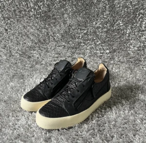 Giuseppe Zanotti  - Säljer mina Zanottis i storlek 41,5. Bra skick måste kanske tvättas lite men annars väldigt fina. Tyvärr ingen box. Men dustbag medföljer. Skriv för mer frågar eller bilder