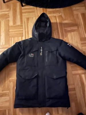 Sail racing Gortex - Säljer nu denna fina jacka då jag inte får användning av den! Garanterat att du inte kommer frysa oavsett väder då denna är en av sail racings värsting modeller! Skulle säga att den är i totalt nyskick! Inget pris e hugget i sten!