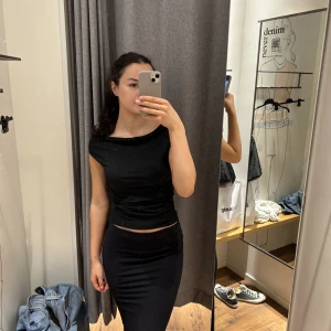 Topp - Svart halvt off Shoulder topp från Bikbok. Använd en gång.  