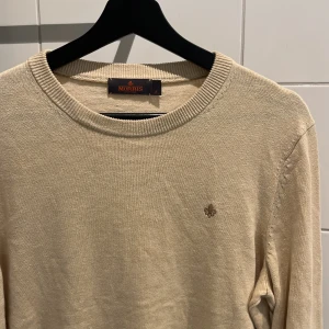 Morris sweatshirt  - Säljer åt en vän Köptes nyligen använt fåtal gånger tröjan var skrynklig på bilden🤓