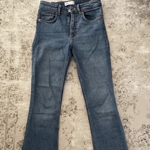 Cropped flare jeans  - Cropped flare jeans, medelhög midja mörkblåa