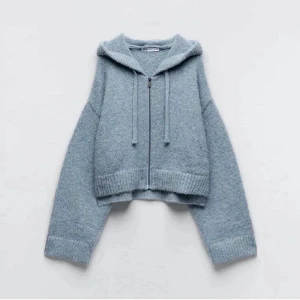 Zara tröja - Säljer min fina stickade tröja från zara! Supermysig nu till hösten🩵 Knappt använd