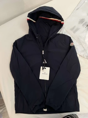 Moncler windbreaker jacka - Äkta Moncler windbreaker, säljer då den inte passar mig. Säljer i storlek L