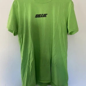 Billie Eilish t-shirt  - Billie Eilish t-shirt med racer logga på framsida. 