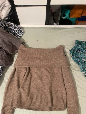 Off shoulder tröja  - Säljer en jätte fin off shoulder tröja som jag har använt några gånger Skriv privat om ni har några fler frågor💗