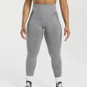 Säljer dessa helt nya grå gymshark tights i storlek XS, dom är endast testade, nypris 549kr💕säljer pga att de inte riktigt var min stil och orkade inte lämna tbx
