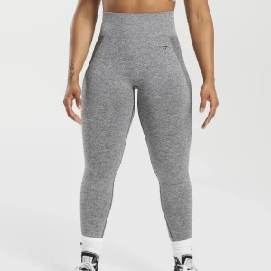 Gymshark tights - Säljer dessa helt nya grå gymshark tights i storlek XS, dom är endast testade, nypris 549kr💕säljer pga att de inte riktigt var min stil och orkade inte lämna tbx