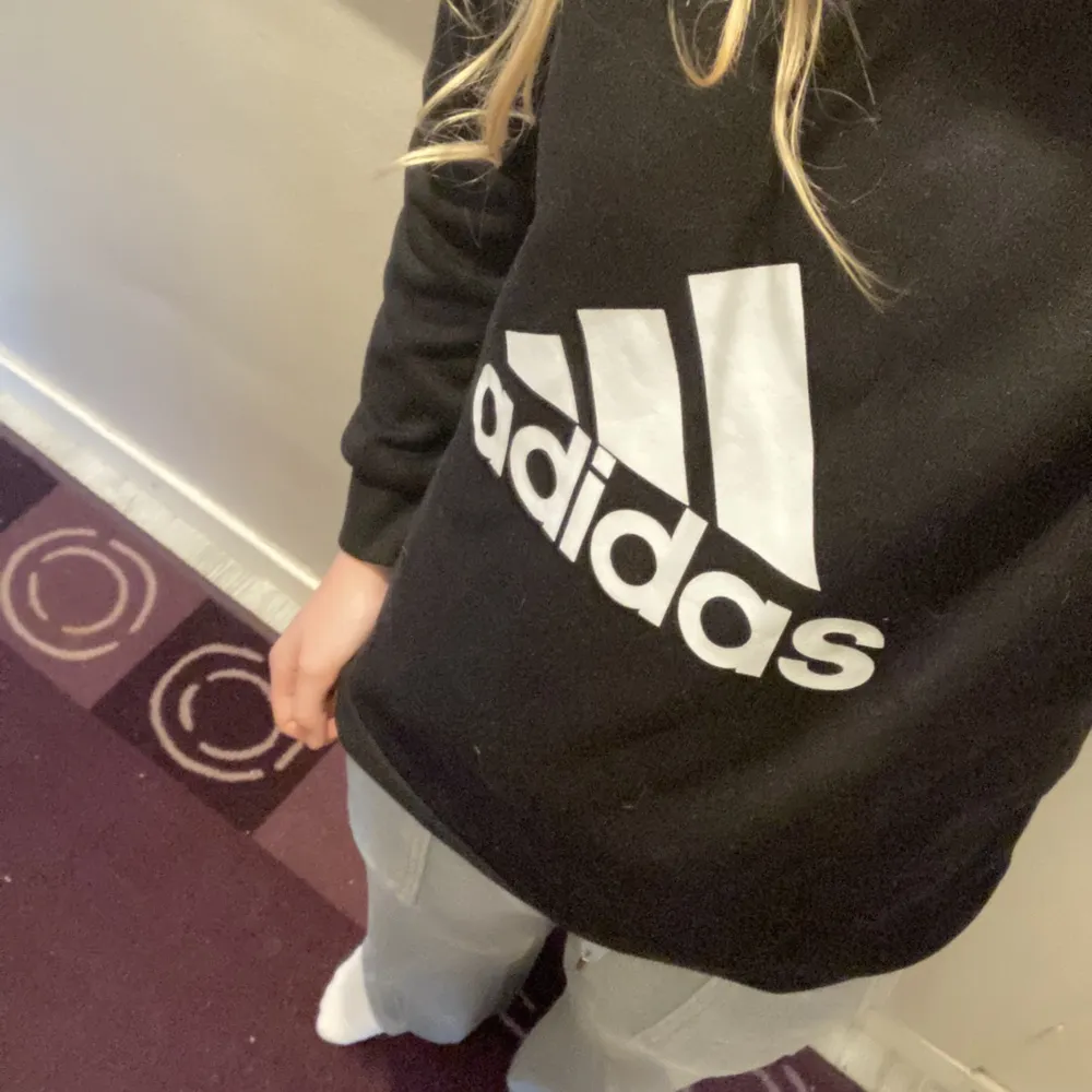 Jag säljer en adidas tröja i fint matrial.och är en luv tröja väldigt fin.. Hoodies.