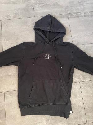 Les Deux Hoodie - Säljer min Les Deux Hoodie, den är fint skick men använd, den är storlek S, tveka inte på att skriva vid fler frågor. 