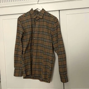 Burberry skjorta - Använd några gånger  9/10
