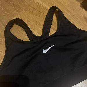 Nike Sportbh strl S - Säljer då den är för liten för mig, sparsamt använd i superfint skick! Storlek S och passar allt mellan A-D kupa🤍
