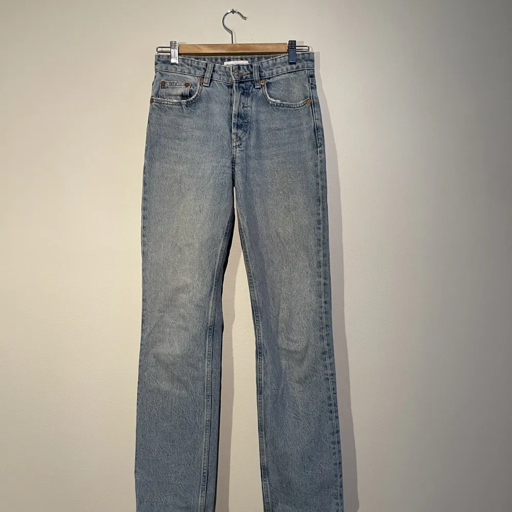 Ljusblå jeans från Zara  Fint skick  Storlek 34. Jeans & Byxor.