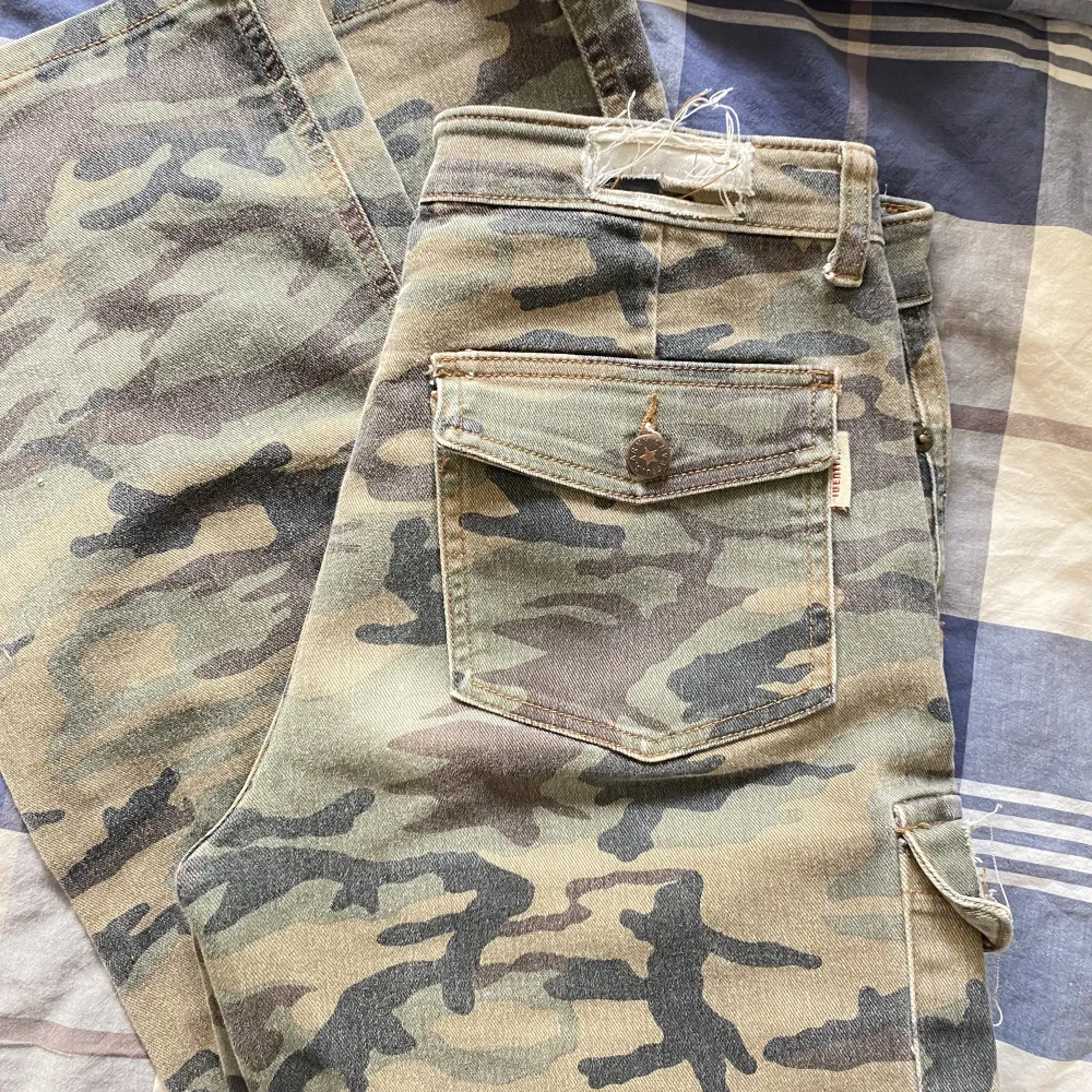Cargopants i militärmönstrat jeanstyg! Så coola. Jeans & Byxor.