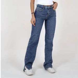 Jättefina mörkblåa jeans, använda få gånger. Säljer då de blivit för tighta i midjan. Nypris 700kr Jeansen är långa i benen (passar mig som är 174)