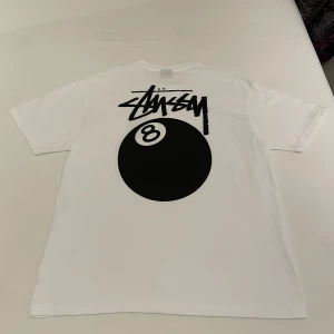 Stussy 8 ball tröja - Hejsan hejsan! Säljer nu min Stussy tröja pga storlek. Den är i storlek L men passar M. Fick den av en kompis som tidig present. Resell pris ligger på cirka 2000 kr. Hör av er om ni är intresserade!