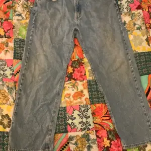 Carhartt jeans i storlek W40 L32. Sparsamt använda, skulle säga att skicket är 8/10. Möts gärna upp annars går frakt också bra! Priset kan diskuteras.