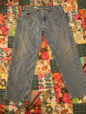 Carhartt jeans - Carhartt jeans i storlek W40 L32. Sparsamt använda, skulle säga att skicket är 8/10. Möts gärna upp annars går frakt också bra! Priset kan diskuteras.