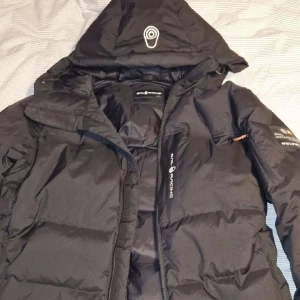 Sail racning jacka - En helt ny jacka, använd 2-3 gånger säljer pga den har blivit för liten på mig, inga fläckar på den, den är i storlek S passar även M  möts upp kan även frakta, PRISET GÅR ATT DISKUTERAS, Köparen står för frakten!