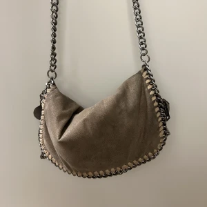 Stella McCartney liknande väska - Superfin stellaMcCartney liknande väska!💕 Köpt här på plick för ett tag sen men kommer tyvärr inte till användning längre. Skriv vid fler bilder eller frågor🥰 Pris kan diskuteras💕