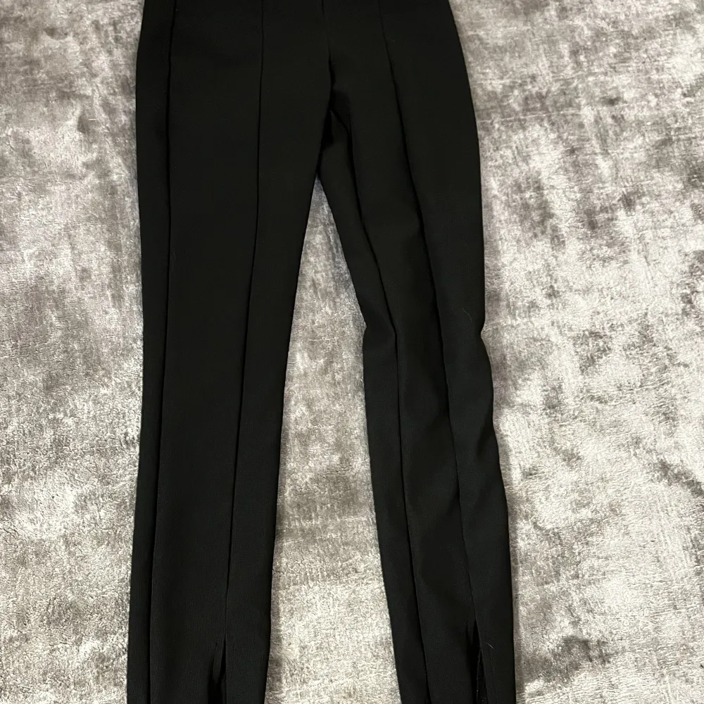Ett par svarta kostym tights med sömmar och slit . Jeans & Byxor.