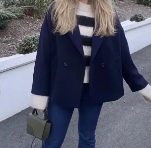 Jättefin kappa💙 - Supermysig kappa, passar perfekt till hösten och vintern❄️ nypris 1000 kr, mitt pris 550 men priset kan diskuteras vid snabb affär💘 Inge defekter, bilderna är lånade så skriv för egna bilder!💕