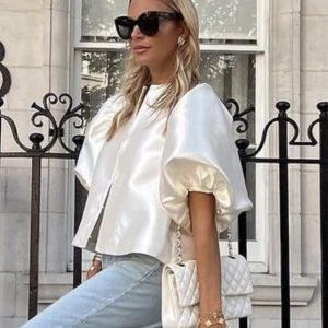 Cleo från by malina - Kommer inte till använding så mycket som jag önskat så kollar intresset för den❤️ färgen är benvit och nypris ligger på ca 2200 kr. I mycket fint skick😍