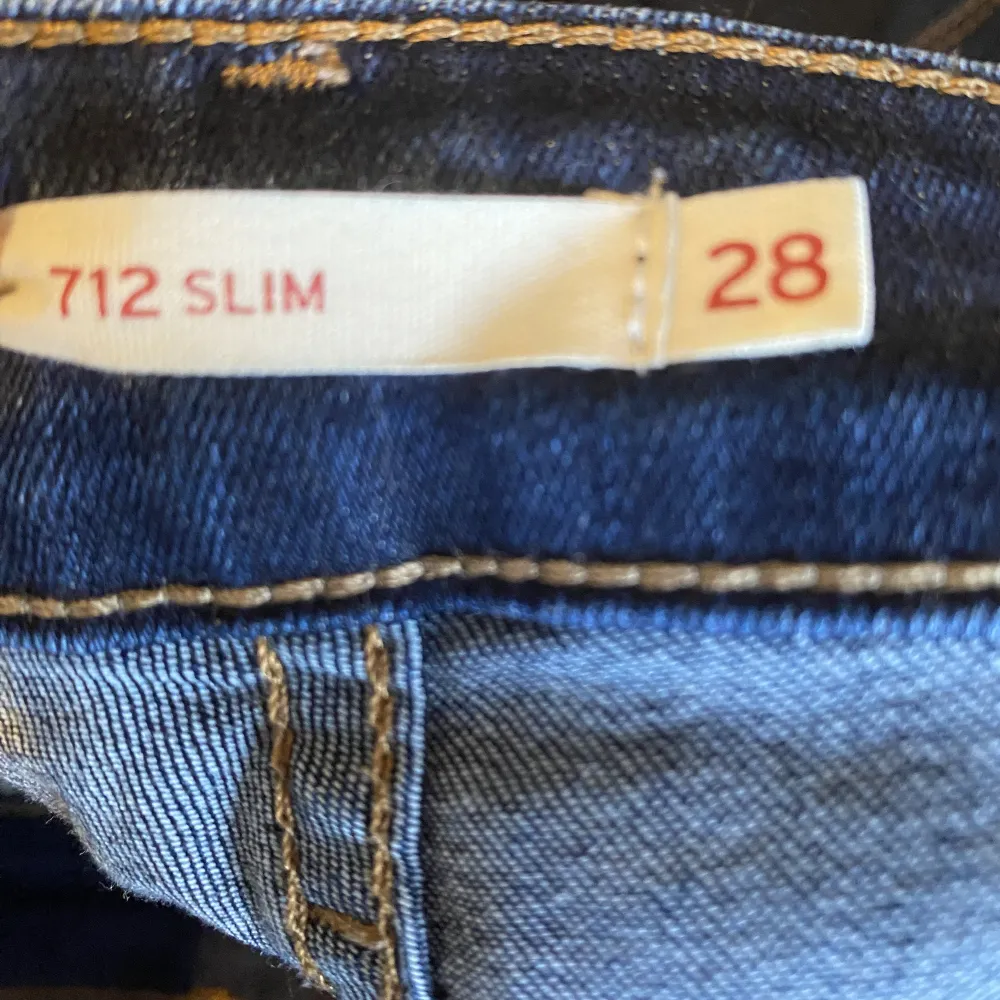 Säljer dessa jättefina levi jeans i strl 28 i modellen slim, fint skick. För referens är jag på bilden 165cm. Säljer flera Levi jeans så kolla gärna min profil!. Jeans & Byxor.