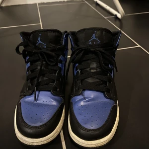 Jordan 1 mid Hyper royal  - Säljer skorna för 500kr eftersom skon är sliten på kanten där bak  under (bild nr 3) skorna kostade 2499kr men sänker till 500kr!! Annars är skorna som ny  Såklart så rengör jag dom innan jag skickar💕 
