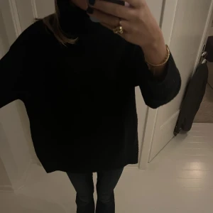 Svart stickad polotröja - Jätte snygg oversized polotröja! Den har en slits i sidan och även bak på polokragen. Jätte bekväm och passar perfekt nu till höst och vinter🥰🥰