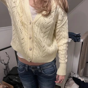 Stickad Kofta  - Stickad kofta från zara! Helt ny ❤️❤️jätte söta knappar💘