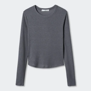 Tunn tröja från Mango - En tunn snygg långärmad tröja från Mango som är lite seetrough. Aldrig använt så därför i väldigt bra skick! Hör av dig vid frågor och funderingar💕