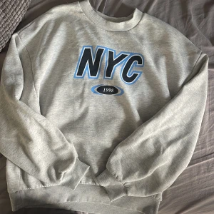 Grå sweatshirt  - Grå sweatshirt i storlek ca från ginatricot i bra skick. 