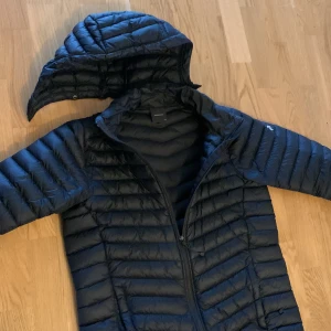 Peak Performance Jacka - Skick 6/10. Size 170-180 vilket motsvarar S. Funkar på både höst och vinter. Köpt för 2600kr
