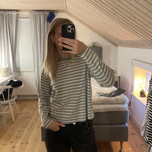 Randig tröja - En turkos och vitrandig tröja från Monki💚har två tröjor till i samma modell men i andra färger och  storlekar på min sida ifall intresserad💚💚